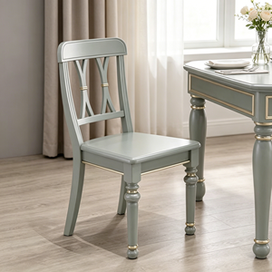 Chaise traditionnelle en bois massif à dossier croisé, vert sauge avec accents dorés, meubles de salle à manger - Product Image 1