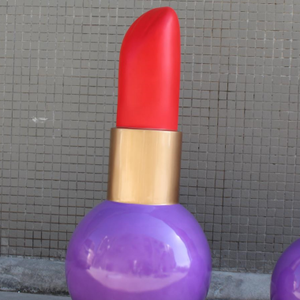 ประติมากรรมเครื่องสําอางไฟเบอร์กลาสรูปปั้นลิปสติกเรซินขนาดใหญ่แบบกําหนดเองสําหรับขาย - Product Image 4