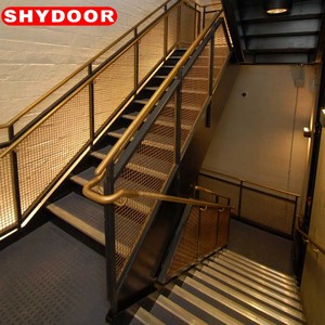 Rampe d'escalier extérieure moderne et simple en <span class=keywords><strong>acier</strong></span> inoxydable 304, fixation au sol, installation facile, usage commercial et résidentiel - Product Image 3