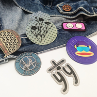Etiquettes de vêtement personnalisées logo 3D haute fréquence en relief souple holographique imprimé en couleur vêtements TPU patchs d'équipe de football