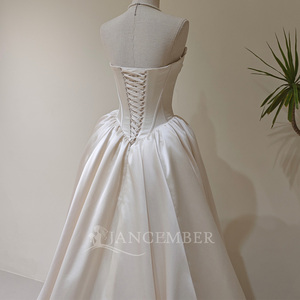 LY130 Robe de mariée moderne glamour en dentelle ivoire avec corset, appliques florales et décorations en cristal - Product Image 4