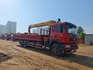 Grue montée sur camion rouge avec flèche à 4 sections et moteur Yuchai pour la manutention de matériaux lourds - Product Image 3