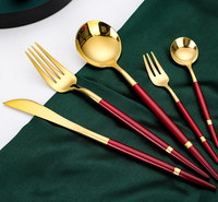 Ensemble de couteaux, fourchettes et cuillères de luxe en acier inoxydable poli or mat durable de 5 pièces du Portugal avec bande dorée et poignée verte pour mariage