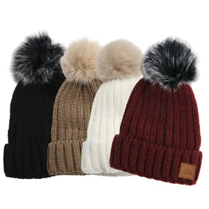 Frauen und Mädchen Warm Winter Custom Logo Fleece gefüttert Acryl Rib Knit Pompom Beanie Hut mit Kunst pelz Pom Pom