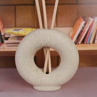 Décor de bureau à la maison simple nordique, vase à fleurs en céramique, bouteille de diffuseur de roseau avec boîtes et bâtons