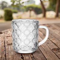 Mug en verre à motif de trèfle à quatre feuilles de 250 ml. Texture géométrique ornée et poignée incurvée. Idéal pour les boissons chaudes.