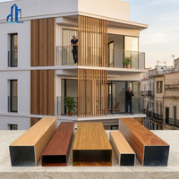 Profilé carré en aluminium grain bois moderne 50x50, ignifuge A1, pour lambris de façade et bardage mural