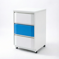 Armoire mobile de laboratoire en acier à trois tiroirs à bords inclinés, couleur bleu et blanc, avec roulettes pour un rangement moderne en laboratoire