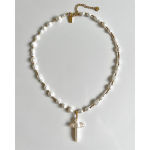 Collar de Moda para Mujer con Colgante de Cruz, Perlas Irregulares de Agua Dulce y Cuentas Doradas, en Acero Inoxidable - Product Image 6