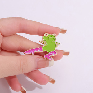 Broche en métal en forme de grenouille rose de dessin animé, design tendance, ange, croix, talons hauts, animal amusant, badge pour sac à dos, accessoires vestimentaires, épingle à étoile - Product Image 4