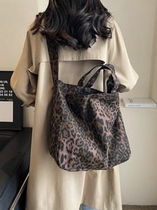 Sac fourre-tout en toile à imprimé léopard pour femmes de grande capacité avec fermeture à glissière Design crossbody portable et doublure en polyester - Product Image 6