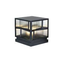 Lampe de poteau extérieure moderne avec panneaux de verre côtelés superposés pour l'éclairage paysager
