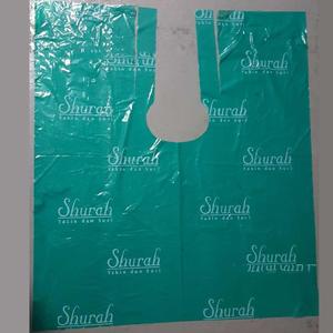 Delantal de peluquero desechable de plástico PE de calidad superior hecho en China <span class=keywords><strong>sin</strong></span> mangas para fines de limpieza - Product Image 5