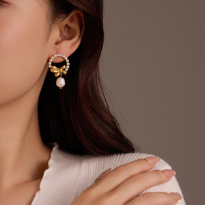 Boucles d'oreilles créoles en perles de style vintage avec nœud en or Boucles d'oreilles en perles baroques Bijoux rétro élégants pour femmes - Product Image 2