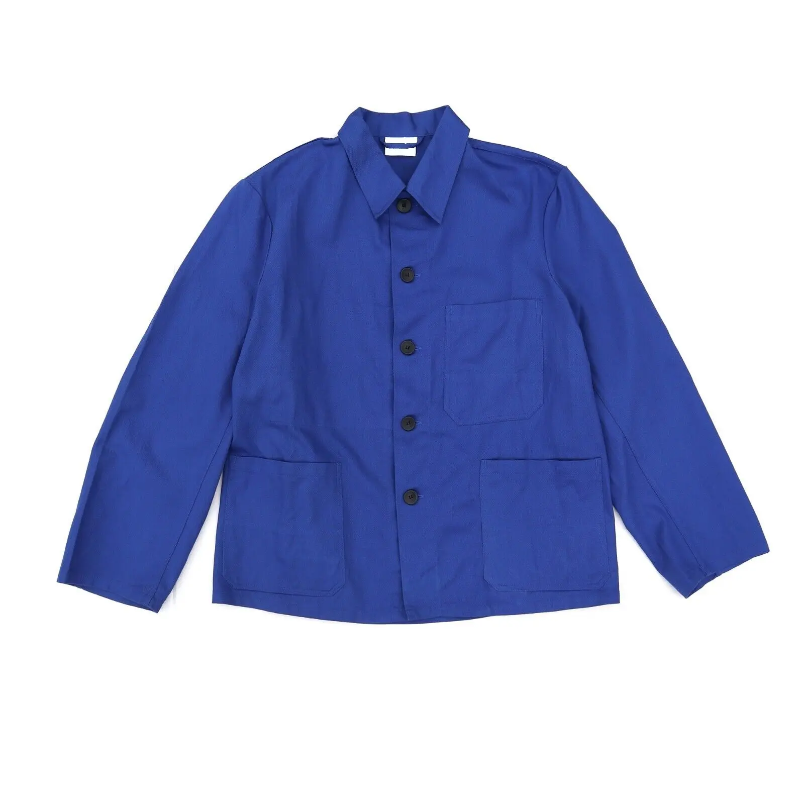 工場労働者は、裂け目と耐摩耗性のコートが付いた明るい青色のワークジャケットを着用します
