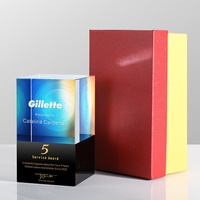 Trophée commémoratif de luxe en cristal et métal Global Square pour récompenser les équipes exceptionnelles, les employés individuels et les patrons