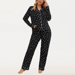 Pijamas de seda de lujo para mujeres y hombres como regalos de aniversario con conjuntos a juego para parejas. - Product Image 3