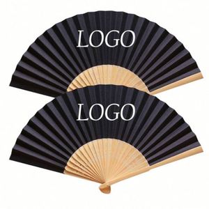 Éventail chinois de mariage en soie de 21 cm, style art populaire mignon, en bambou sculpté, cadeau d'affaires et éventail d'invitation de mariage avec boîte - Product Image 1