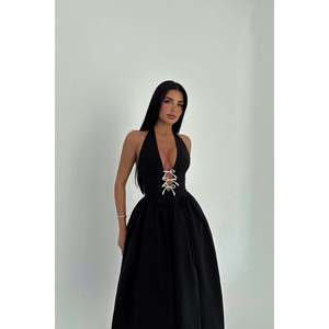 Vestido de Bailarina Negro con Elegante Detalle de Lazo de Perlas - Product Image 2