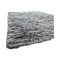 Directe de l'usine, tapis à poils longs de grande taille, tapis en fausse fourrure avec logo personnalisé, poils en peluche, style uni pour le camping, voyage, prière, pique-nique