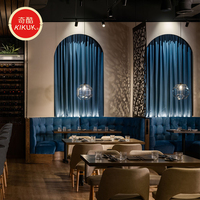 Ensemble de tables et de chaises de style moderne, écologiques et durables, conçues sur mesure pour les cafés, les restaurants et les hôtels