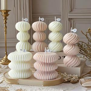 Bougie sculptée torsadée 3D élégante, ornement de table moderne en cire pour la décoration de fête - Product Image 1