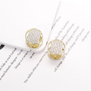 Vente en gros de bijoux CM Boucles d'oreilles en plaqué or 14 carats pour femmes avec zircone Boucles d'oreilles en forme de cerceaux Boucles d'oreilles Ice Out huggies - Product Image 2