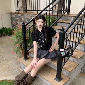 T-shirt Primaverile ILLIT Girl Group Minju, Stile Retrò Chic con Scollo a V, Stampa a <span class=keywords><strong>Pois</strong></span> e Maniche a Sbuffo - Product Image 3