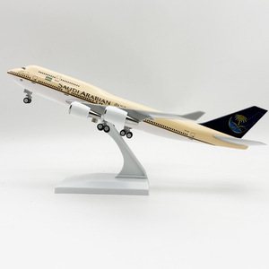 Modelo de Avión de Resina a Escala 1/200 de 30 cm de Saudi <span class=keywords><strong>Arabian</strong></span> <span class=keywords><strong>Airlines</strong></span> Boeing 747-400 con Tren de Aterrizaje, Coleccionable - Product Image 1