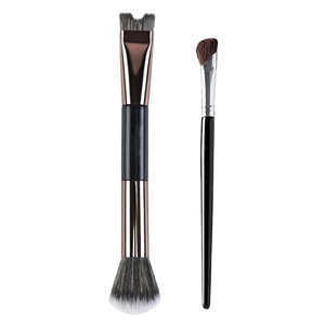 Pinceau de maquillage double embout en poils synthétiques avec manche en bois en forme de U pour le blush, l'ombre à paupières et le contour multifonctionnel du visage - Product Image 1