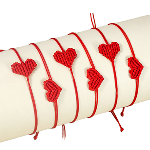 Braccialetto Regolabile con Ciondolo a Cuore Rosso per Donne, Design Trendy e Alla Moda con Perline Dorate, Regalo per Look Casual e Boho - Product Image 1