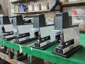 Sillín y grapadora <span class=keywords><strong>de</strong></span> papel eléctrica <span class=keywords><strong>de</strong></span> alta resistencia, modo plano - Product Image 3