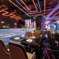 Conception de l'aménagement intérieur d'un pub, comptoir de bar classique, design moderne de bar speakeasy, ensemble de mobilier de restaurant