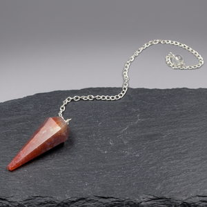 Pendentif sculpté en agate rouge fantaisie à 6 facettes sur le thème de l'amour pour le Feng Shui et la décoration intérieure - Product Image 3