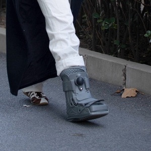 Bota Ortopédica Gris CAM Air Walker 2026 a Precio Económico - Bota para Caminar para Soporte de Fracturas - Product Image 1