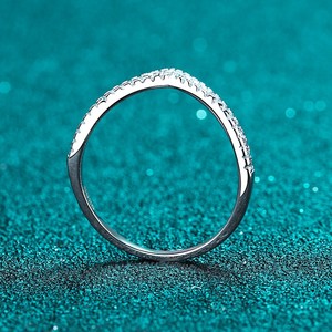 <span class=keywords><strong>Prix</strong></span> de gros usine Bague de mariage empilable pour femme en argent sterling S925 avec moissanite VVS1 complète et motif V <span class=keywords><strong>Chevron</strong></span> <span class=keywords><strong>demi</strong></span>-pavé - Product Image 4