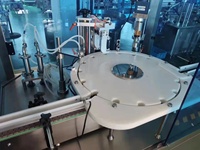 Machine de remplissage et de bouchage pneumatique en acier inoxydable haute sécurité, prix usine, petite ligne de remplissage de bouteilles, pompe à engrenages, moteur