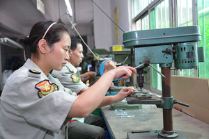 Esmalte suave y duro de artesanía de metal personalizado, alfileres de solapa de dibujos animados y <span class=keywords><strong>anime</strong></span> con acento brillante (recuerdos) y artesanías de cuero - Product Image 6