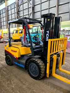 Carretilla elevadora diésel de combustión interna usada TCM 3Ton con neumático sólido y mástil de tres etapas - Product Image 4