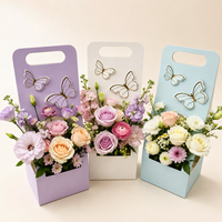 Sac en papier 3D décoré de papillons et de fleurs, idéal pour transporter les bouquets de mariage ou les fleurs lors de fêtes.