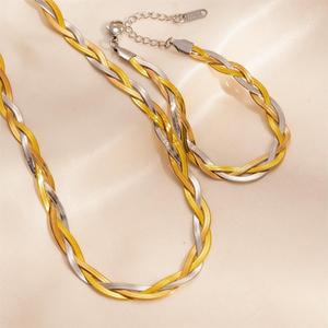 Collar de Cadena en Forma de Serpiente de Acero Inoxidable de Tres Capas - Collar de Joyería Versátil de Moda con Cadena Trenzada de Lujo de Alta Gama - Product Image 3