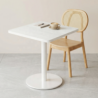 Table et chaises à manger blanches simples, meubles sur mesure pour pâtisseries et cafés, au design élégant et créant une ambiance cosy