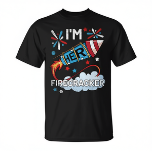 Camiseta linda a juego para parejas con la frase "I'm Her Firecracker July 4th" - Product Image 2