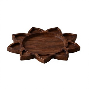 Plateau de service unique en bois en forme de lotus, en bois de manguier foncé, avec contour en rayures solaires et bord segmenté - Product Image 1