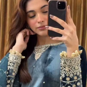 Conjunto de Pantalón y Kurta de Terciopelo de Diseño para Fiesta de Invierno, en Viscosa Premium, con Bordado Elegante, Largo hasta la Rodilla y de Secado Rápido - Product Image 1