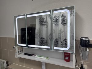 Gabinete con Espejo LED y 3 Puertas, con Tomacorriente, Mueble de Baño para Montar en la Pared, con Puerto USB C y Sensor Táctil, Venta al Por Mayor - Product Image 4