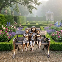 Statue en bronze grandeur nature d'enfants sur un banc - 'Amis d'enfance' Grande sculpture de jardin pour la Fête Nationale, mascotte tendance