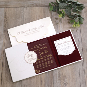Impresiona a tus Invitados con una Invitación Personalizada en Formato de Folleto de Tapa Dura con Solapa Blanca, Detalles en Dorado y Forro de Terciopelo Rojo Borgoña - Product Image 1