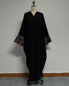 Abaya alla Moda per Donne - Lunga Veste Modesta con Raffinati Ricami Floreali |   Abbigliamento Islamico Elegante - Product Image 6