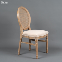 Chaise Louis en rotin avec accoudoirs en tissu couleur antique, en bois de caoutchouc massif, empilable, pour salle à manger, mariage et événements